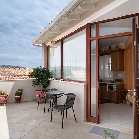Apartment Lakis *